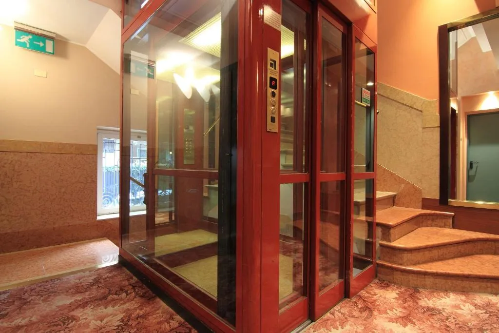 Lobby, Metro, Milan