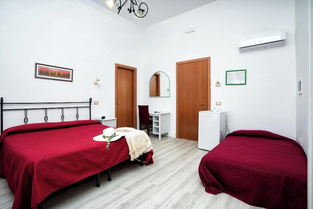 TRIPLE STANDARD Room, Fontana, Naples