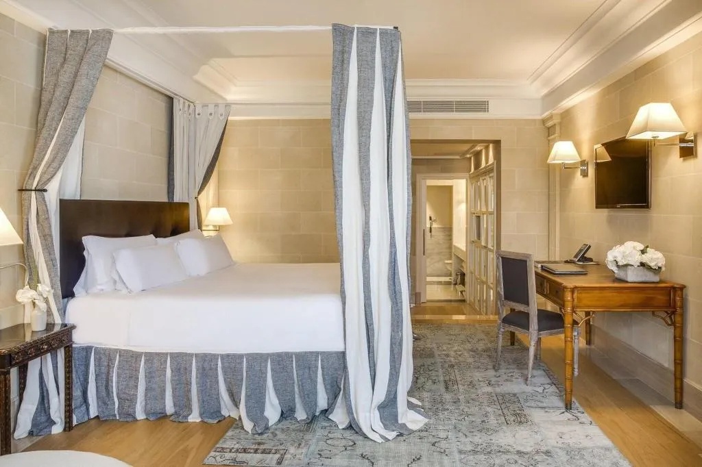 JUNIOR SUITE CITY VIEW KING BED Room, Majestic Hotel & Spa Barcelona, Barcelona