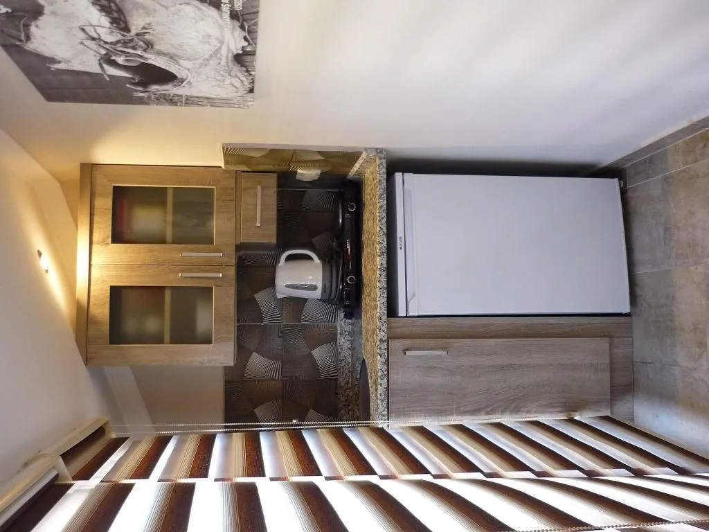 Room, Street61 Studios, Dalaman