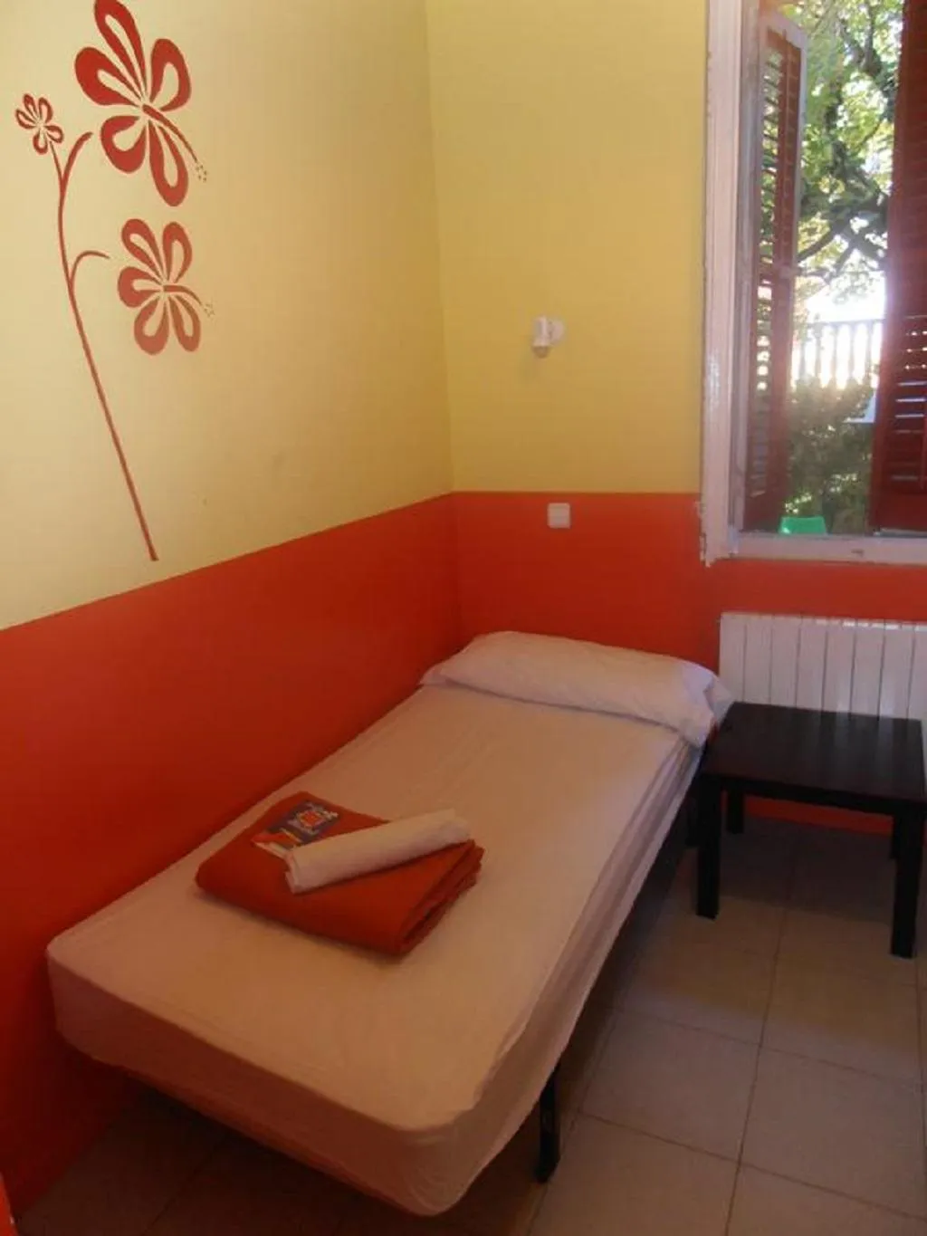 SINGLE WITH SHARED BATHROOM Room, Garden House Hostel Barcelona by Feetup Hostels, Barcelona