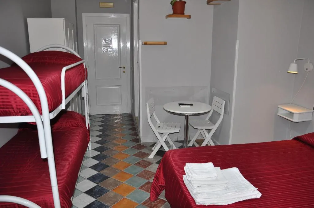 Room, Firenze 32, Naples
