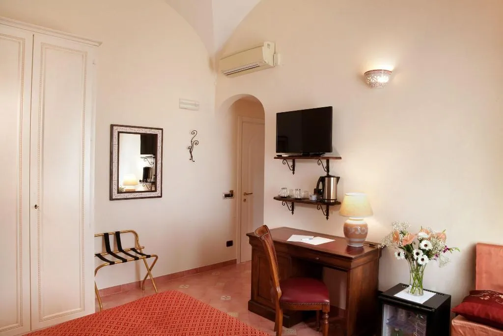 DOUBLE SUPERIOR QUEEN BED Room, L'Antico Convitto, Naples