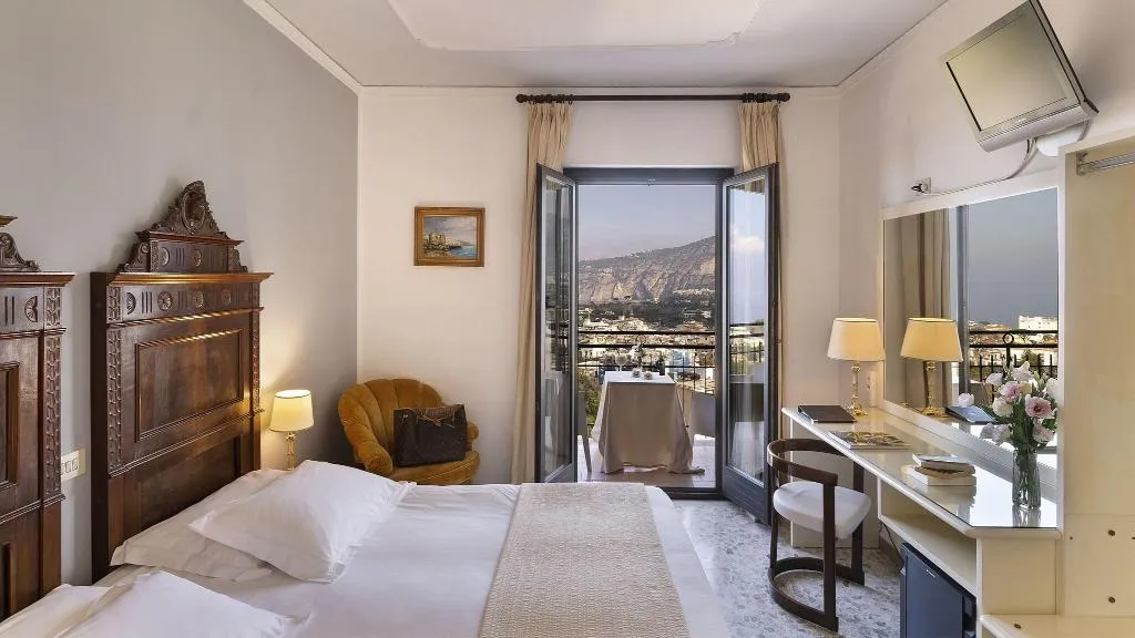 DOUBLE CLASSIC QUEEN BED Room, Hotel Cristina, Naples