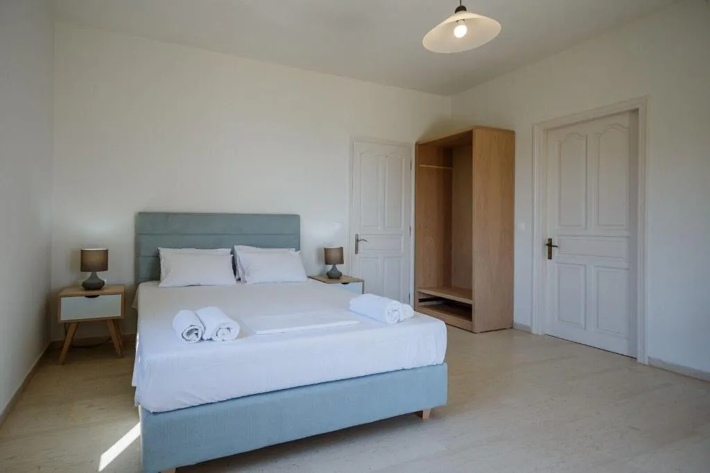 Room, Blue Horizon Studios, Zante
