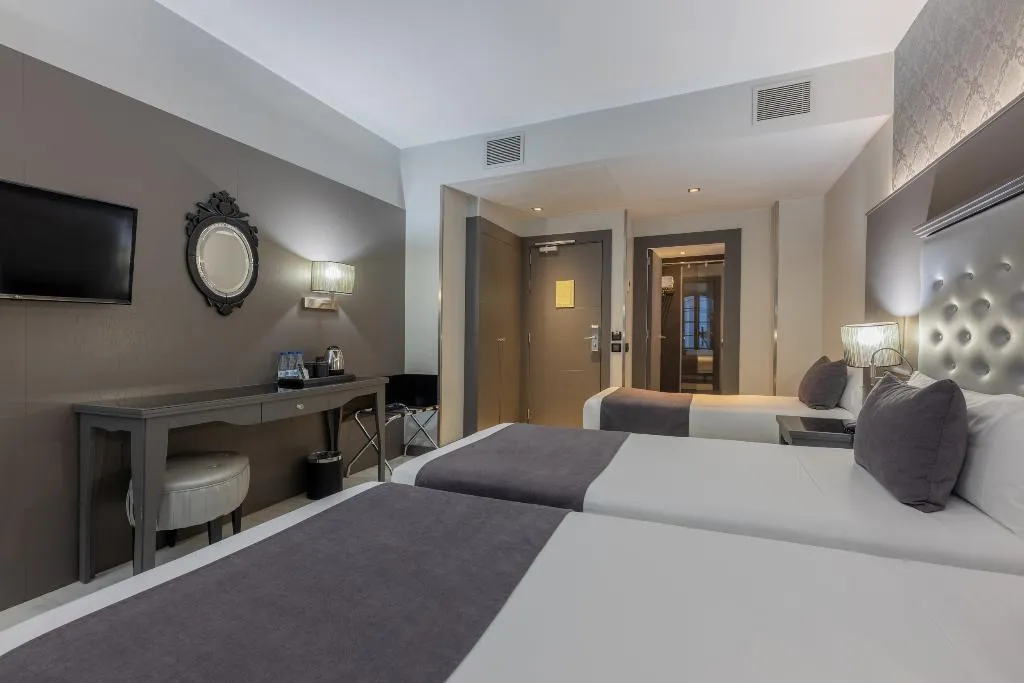 TRIPLE STANDARD Room, Hotel Ciutadella Barcelona, Barcelona