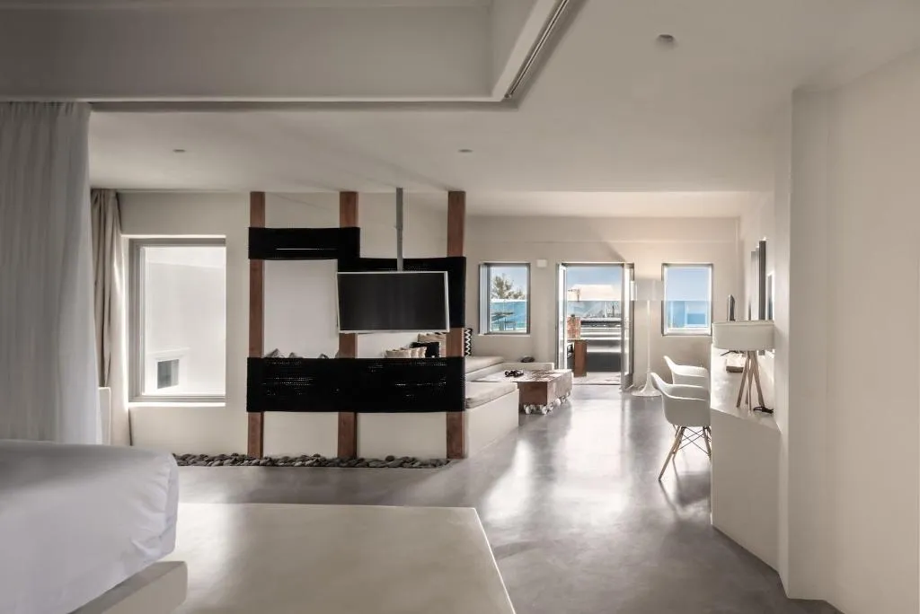 Room, West East Suites, Santorini