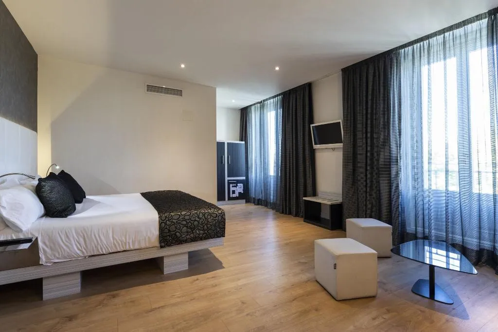 JUNIOR SUITE CITY VIEW Room, Petit Palace Santa Barbara, Madrid