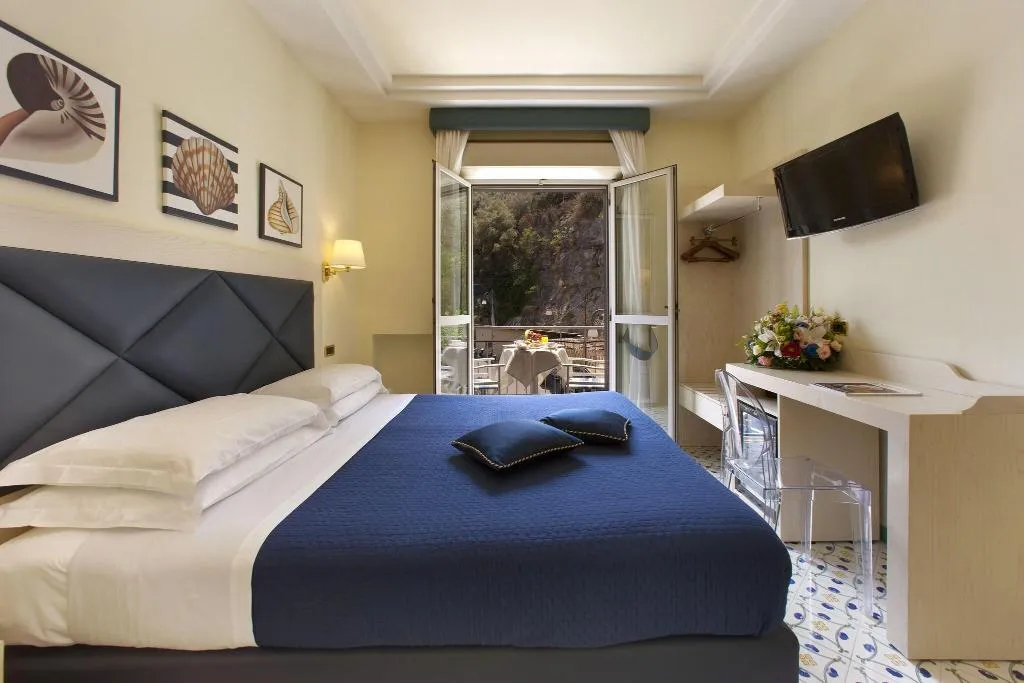 QUADRUPLE SUPERIOR QUEEN BED Room, Del Mare, Naples