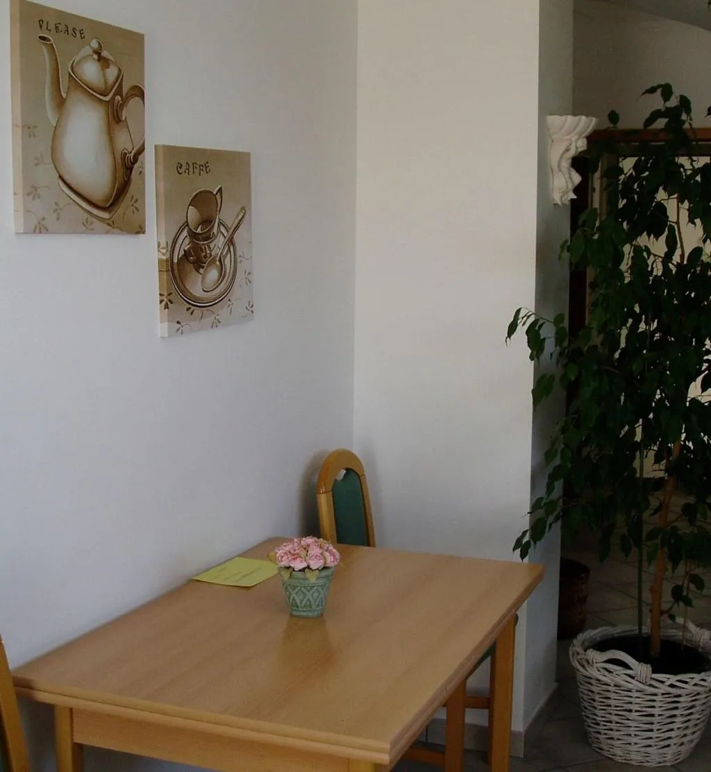 Room, Pink Inn, Split