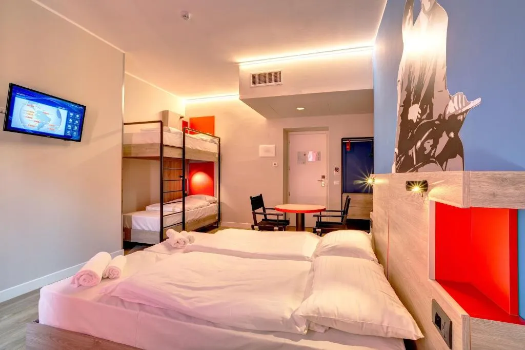 Room, Meininger Roma Termini, Naples