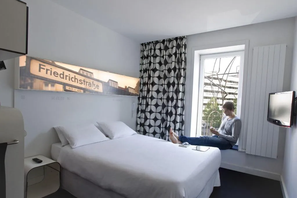 DOUBLE SINGLE USE STANDARD Room, Gat Point Charlie, Berlin