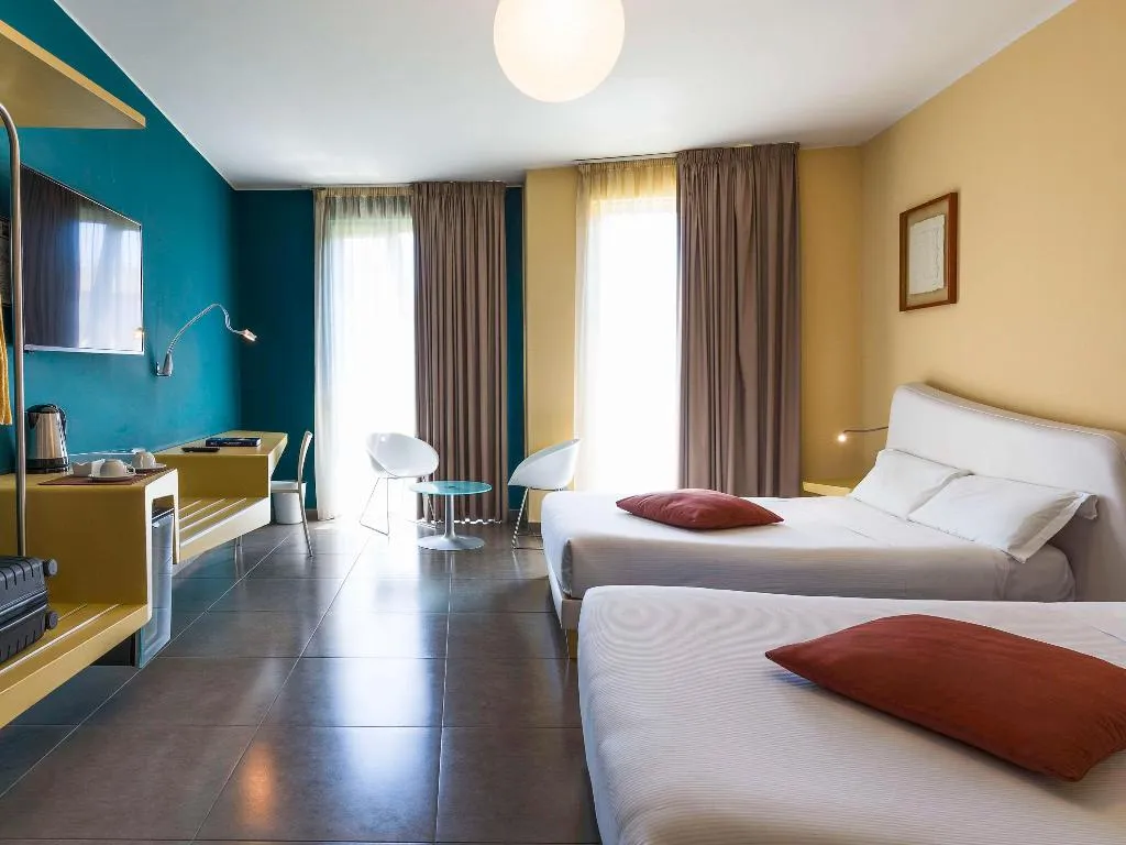 QUADRUPLE TWO QUEEN BEDS Room, Ibis Styles Catania Acireale, Catania