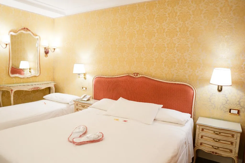 Double or Twin SUPERIOR Room, Antiche Figure, Venice