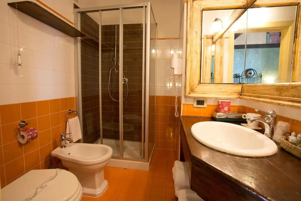 DOUBLE CLASSIC QUEEN BED Room, Charme Henry S House, Catania