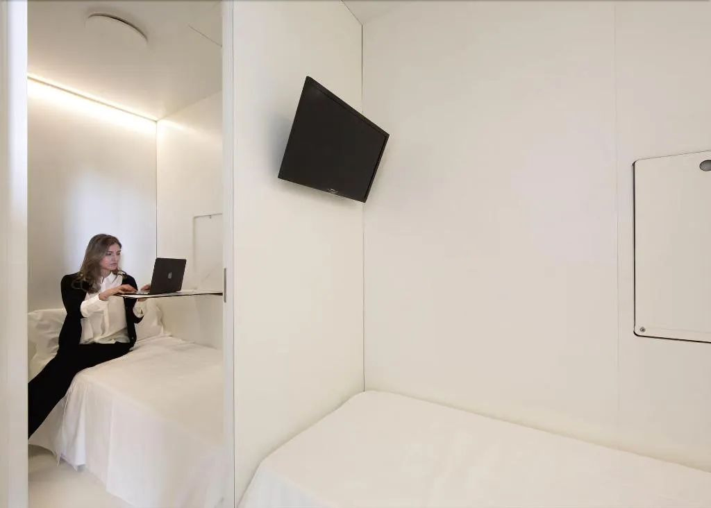 Room, Bed and Boarding - Hostel, Naples