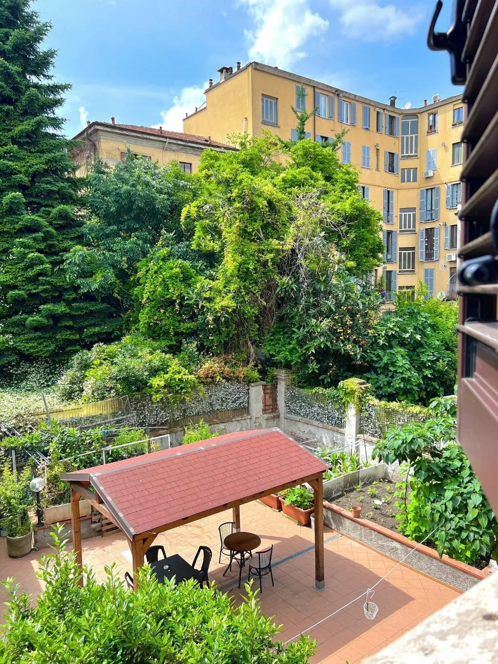 Terrace, Sara, Milan