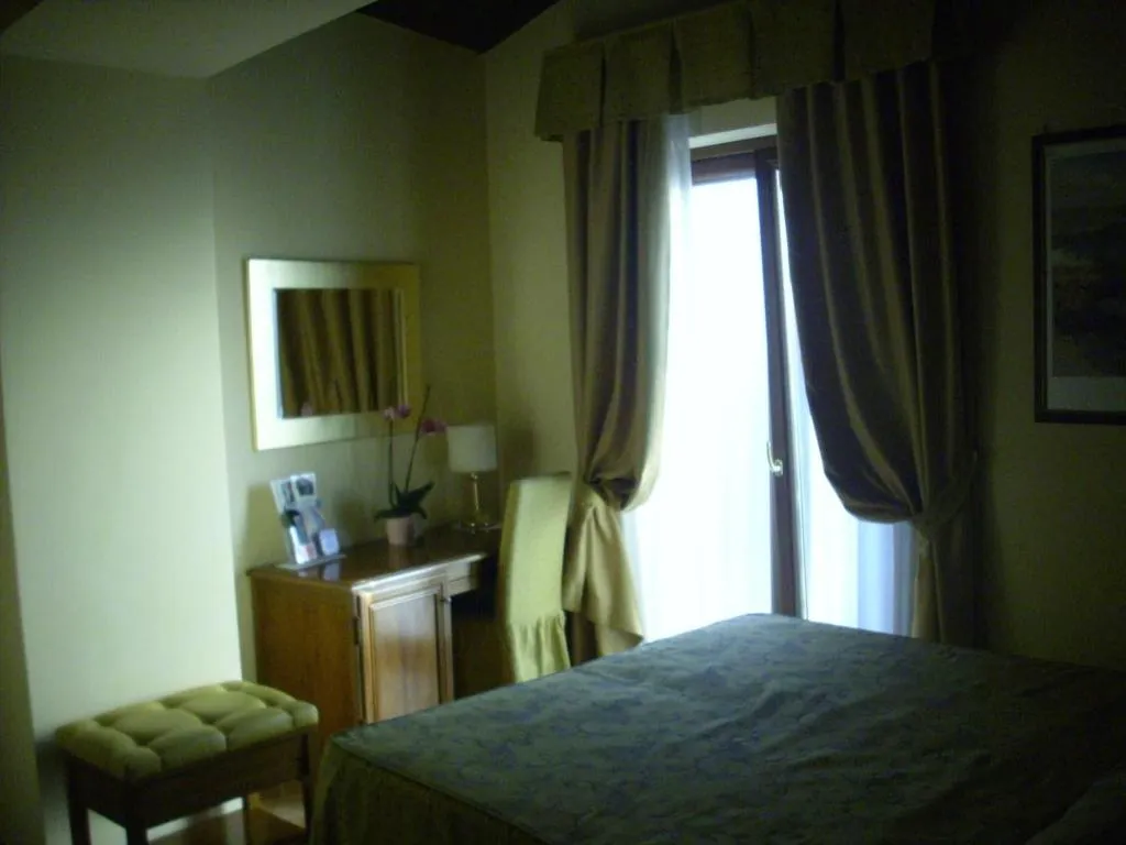 Room, B&B Chiara e Benedetta (La villa degli Ulivi), Perugia