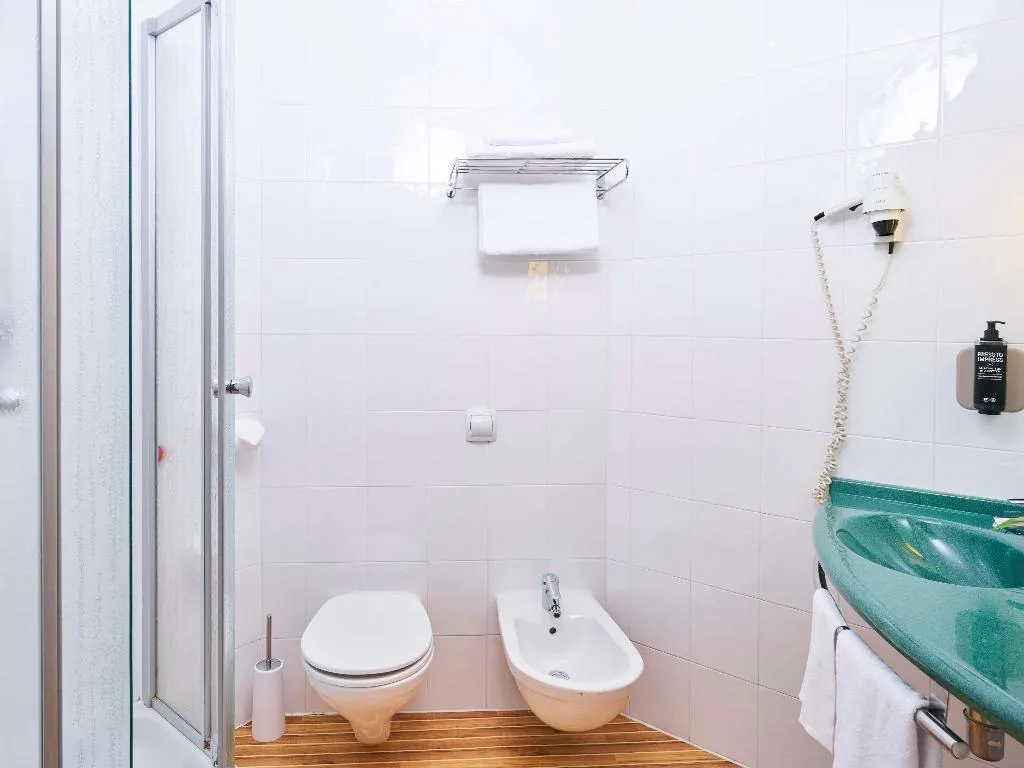 DOUBLE PREMIUM Room, Ibis Como, Milan