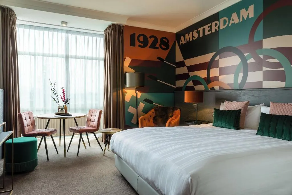 TWIN DELUXE CANAL VIEW Room, Apollo Hotel Amsterdam, a Tribute Portfolio Hotel, Amsterdam