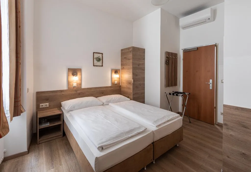 DOUBLE STANDARD Room, Hotel Terminus, Vienna
