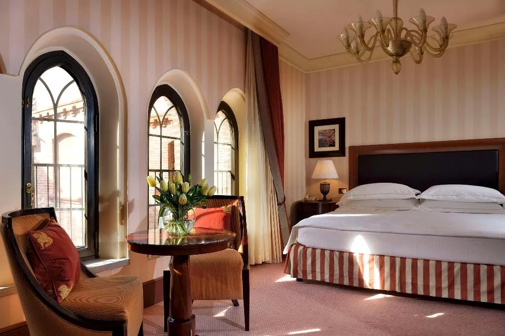 DOUBLE GUEST ROOM KING BED Room, Hilton Molino Stucky Venice, Venice