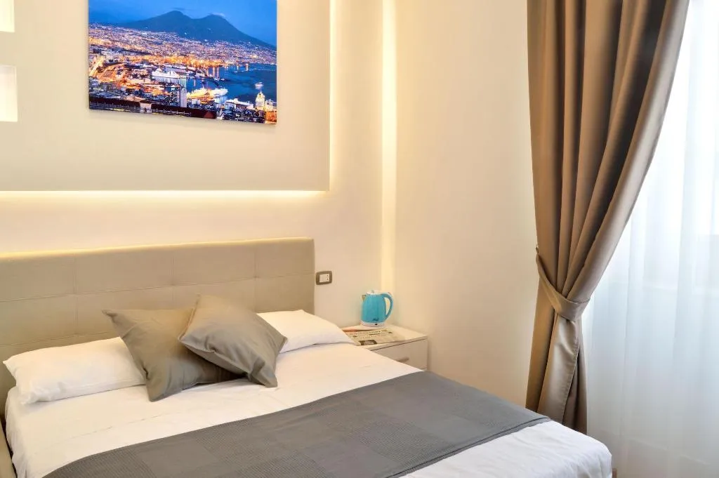 Room, B&B Central Station Napoli, Naples