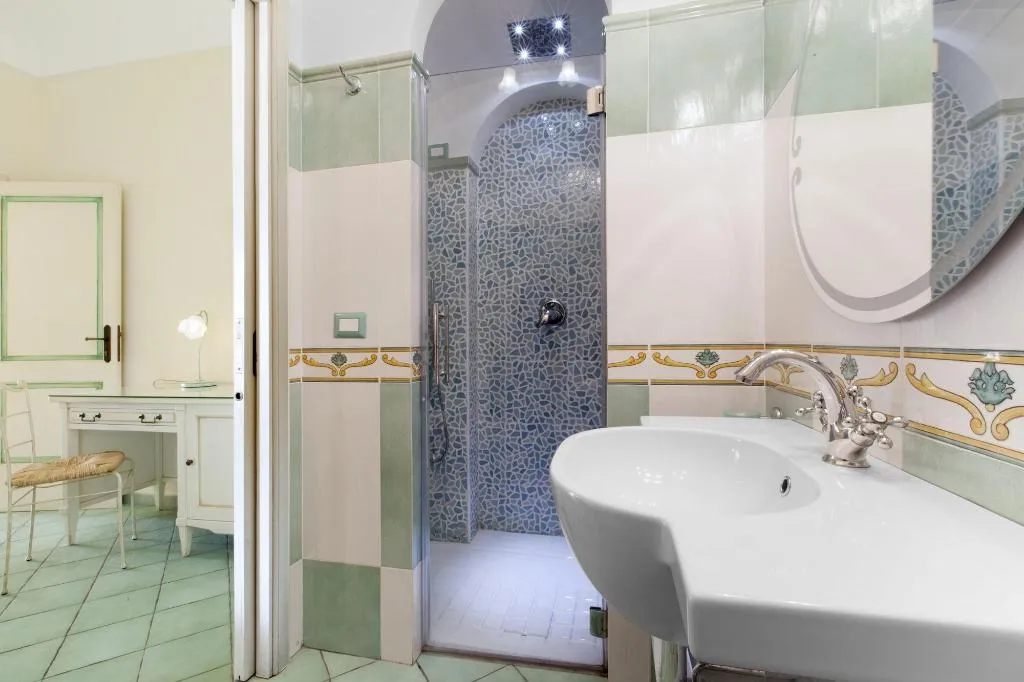Room, La Sorgente Del Sole, Naples