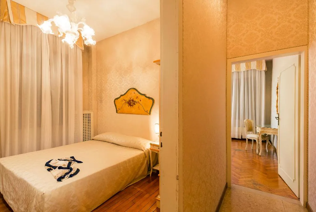 QUADRUPLE CLASSIC Room, Palazzo Guardi, Venice