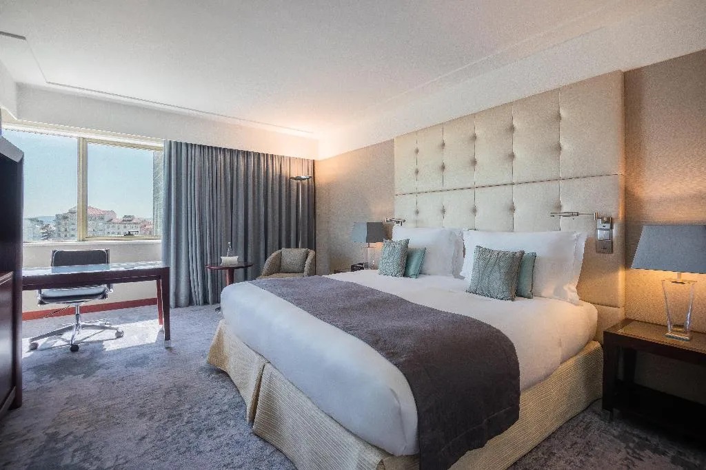 DOUBLE CLASSIC QUEEN BED Room, InterContinental Lisbon, Lisbon