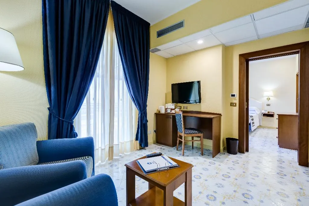 JUNIOR SUITE QUEEN SIZE BED Room, Best Western Hotel La Solara, Naples