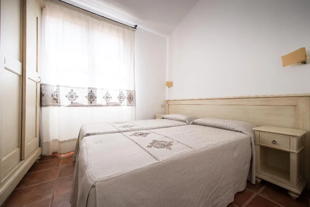 APARTMENT CAPACITY 4 Room, Borgo Degli Ulivi Residence, Cagliari