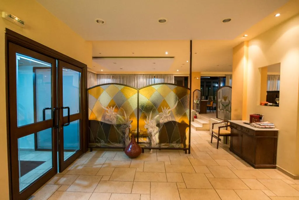 Lobby, Chris, Athens
