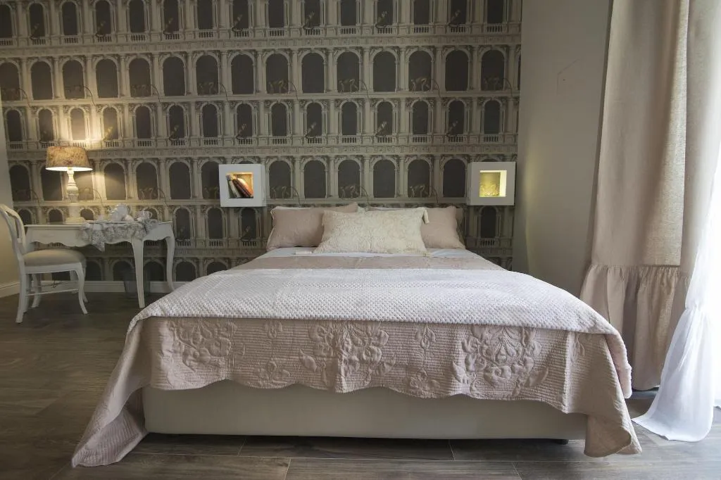 Room, Domus Deorum Deluxe, Naples