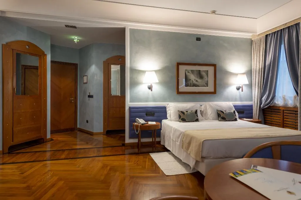 SUITE DELUXE QUEEN BED Room, Grand Hotel Ortigia, Catania