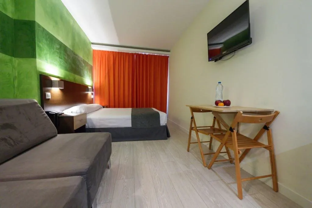 TRIPLE WITH DOUBLE BED Room, Apartamentos Recoletos, Madrid