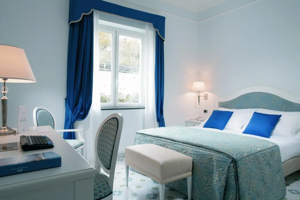 Room, Raito, Naples