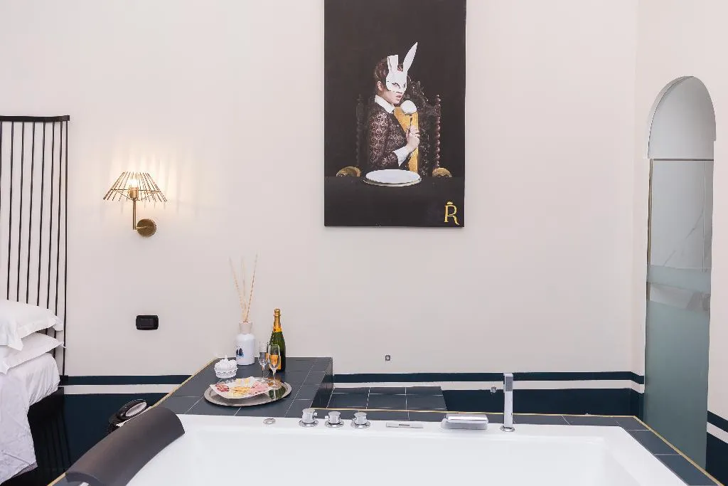 SUITE WITH JACUZZI Room, Il salotto della regina, Naples