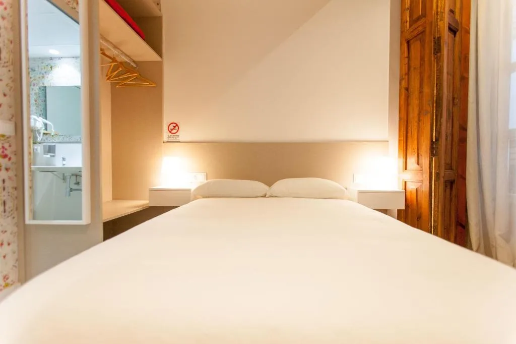 Room, Host & Home, Valencia