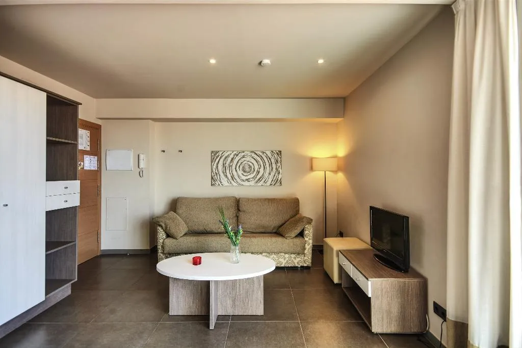 APARTMENT CAPACITY 4 ONE BEDROOM Room, Pierre & Vacances Barcelona Sants, Barcelona
