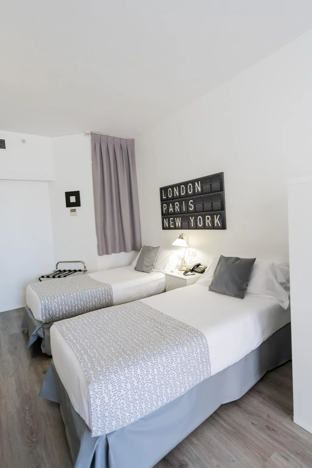 QUADRUPLE STANDARD Room, Aparthotel Atenea Calabria, Barcelona