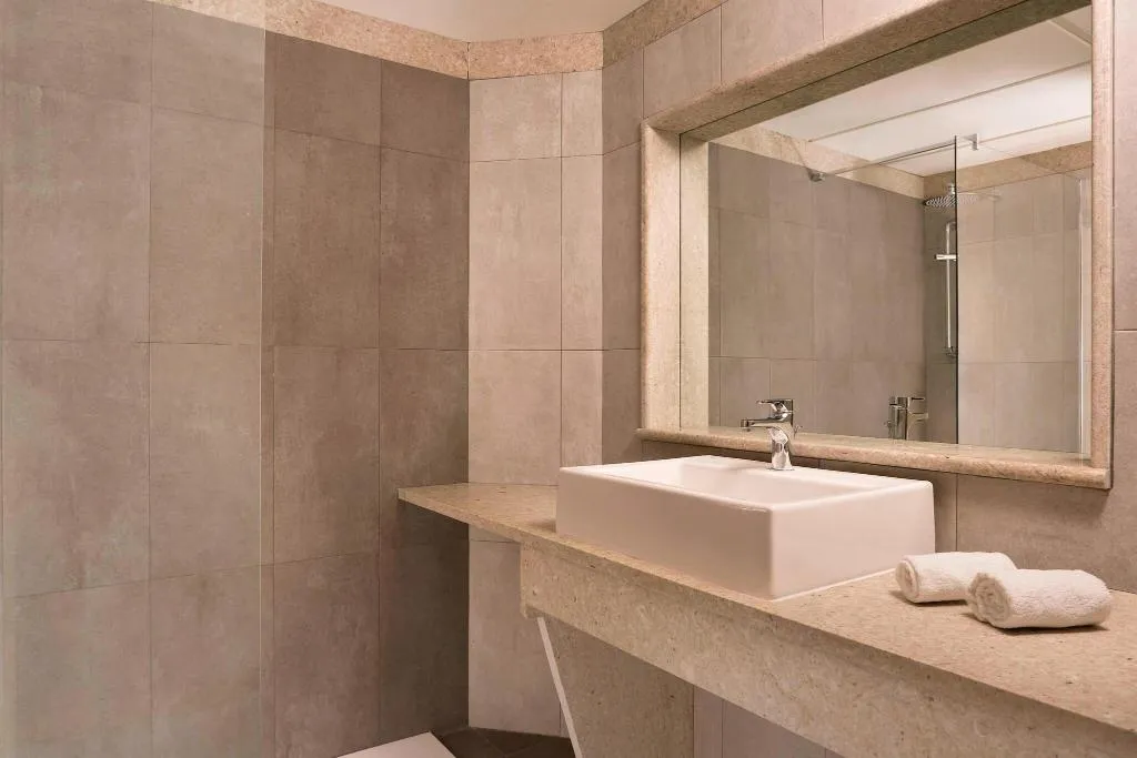 DOUBLE CLASSIC QUEEN BED Room, Four Points by Sheraton Catania Hotel & Conference, Catania