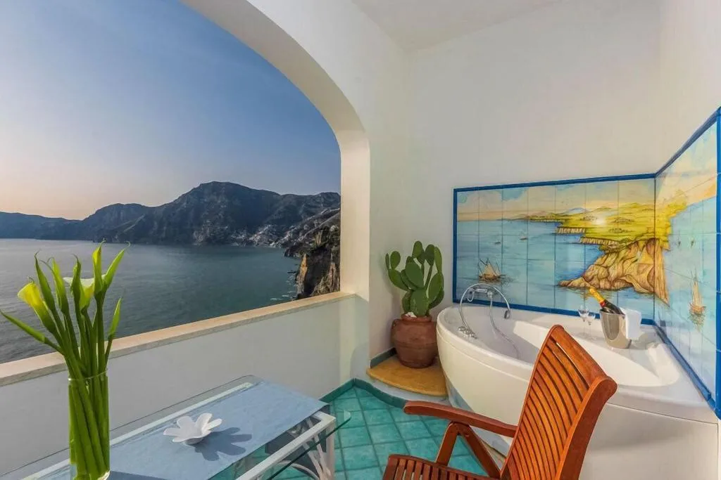 Room, Smeraldo, Naples