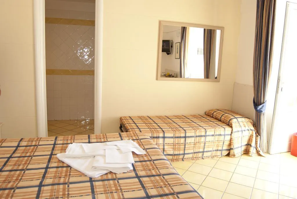 FAMILY ROOM STANDARD Room, Albergo Villa Giusto, Naples