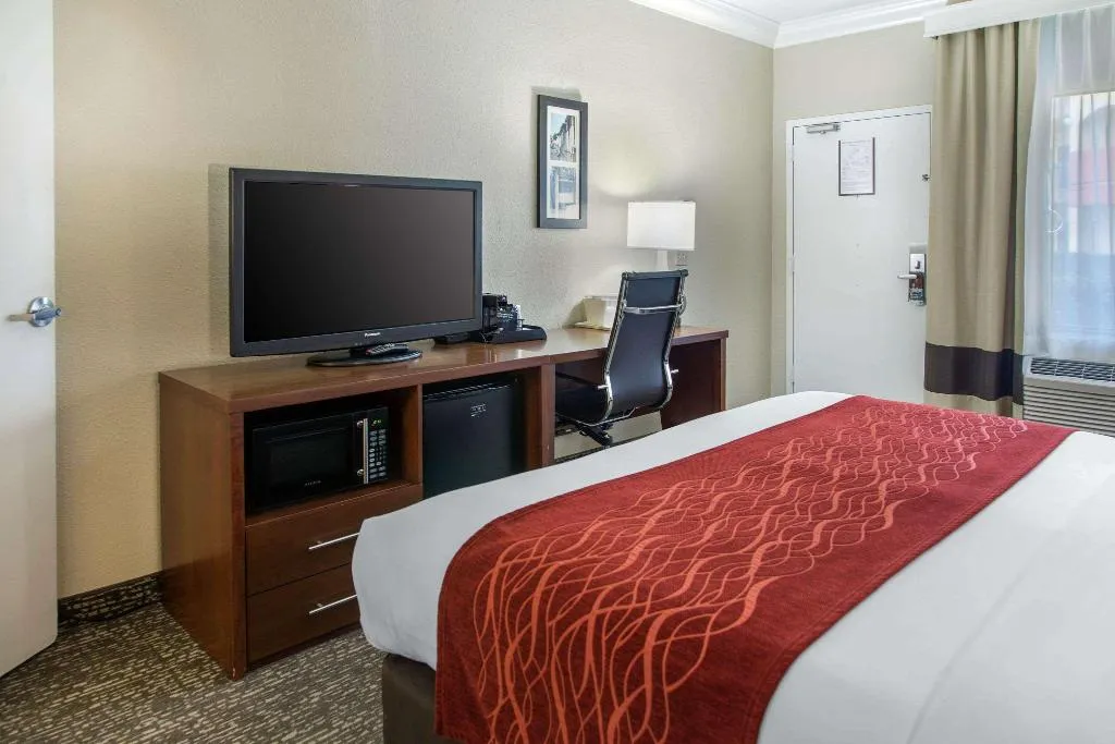DOUBLE KING SIZE BED Room, Comfort Inn and Suites San Francisco Airport North, San Francisco, California
