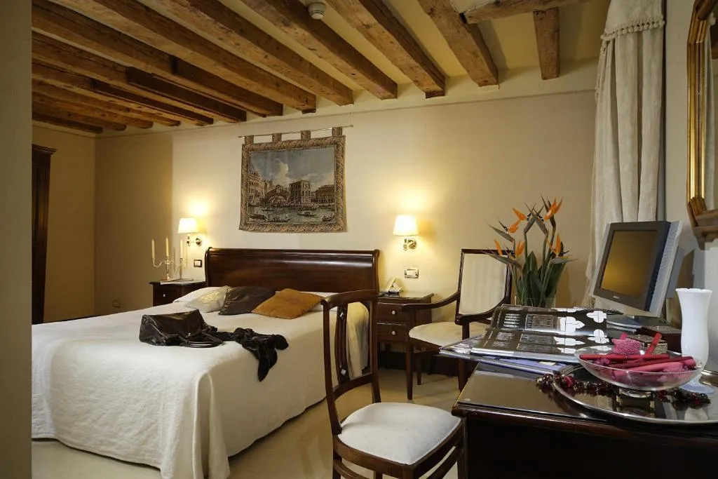 QUADRUPLE SUPERIOR Room, Ca' del Nobile, Venice