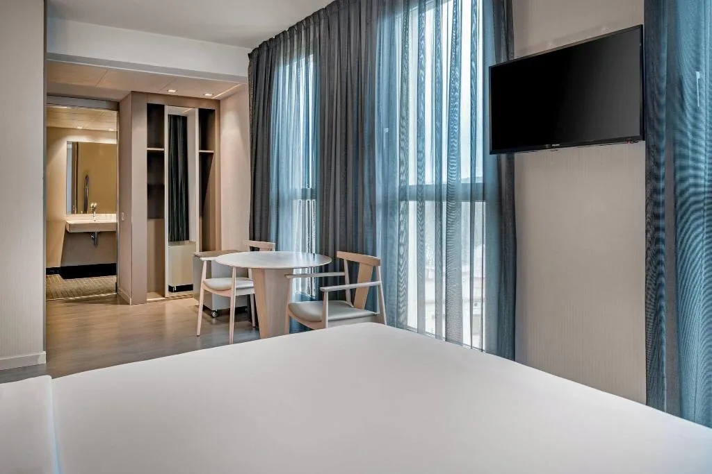 DOUBLE QUEEN SIZE BED Room, AC Barcelona Sants, Barcelona