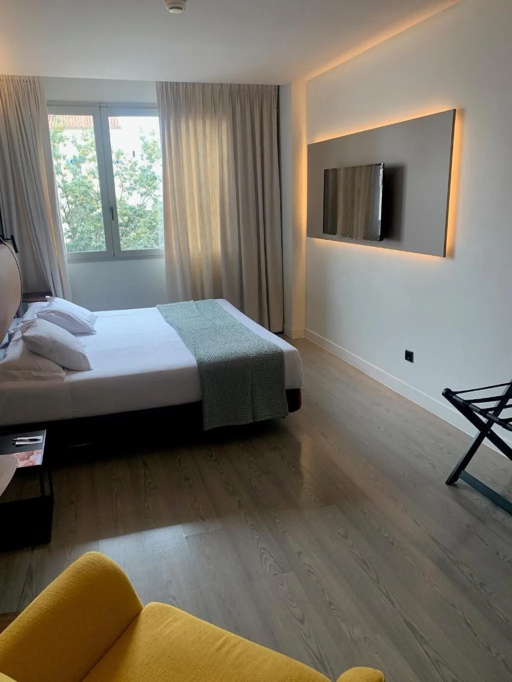 SINGLE SUPERIOR KING BED Room, Suites Viena Plaza de España, Madrid