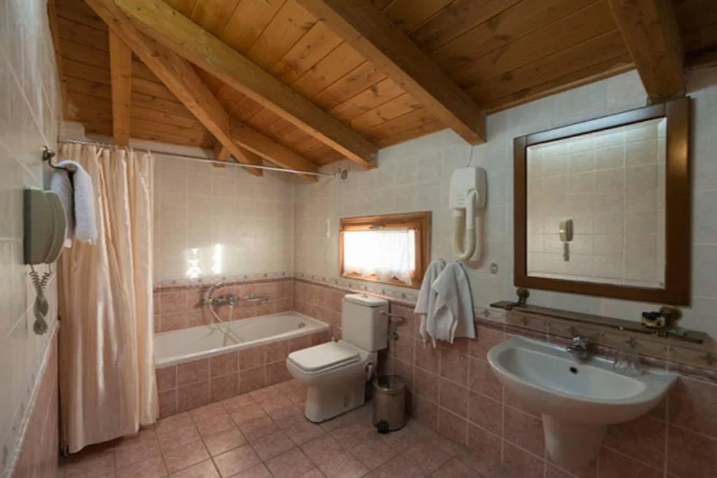 Room, King Iniohos, Athens