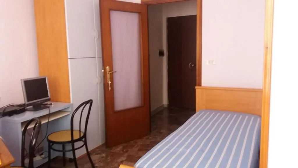 Room, B&B Central City, Naples